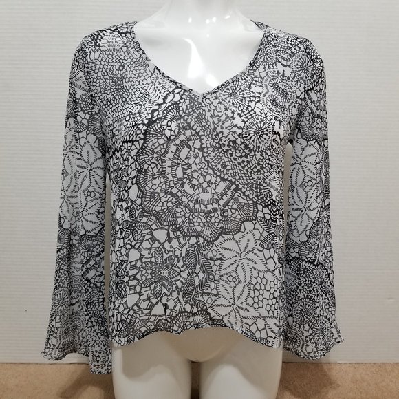 Ambiance top Small semi sheer floral geometric print split back bell sleeve - Picture 1 of 13